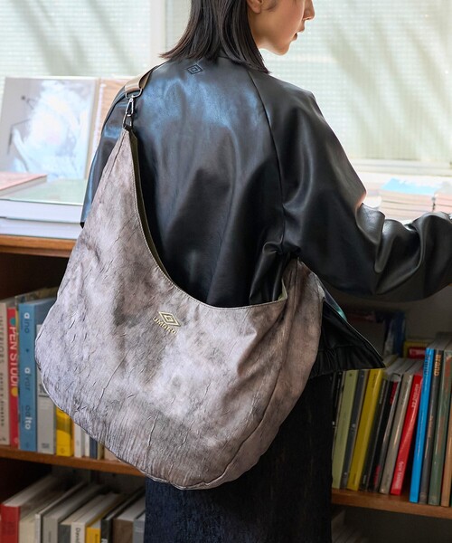 UMBRO(アンブロ)の「UMBRO/アンブロ SP Wrinkled ROUND SHOULDER BAG/別注 ラウンドショルダーバッグ/シワ加工(ショルダーバッグ・メンズ・ブラック/オリーブ/ブラウン・ONE SIZE)」の1枚目の写真