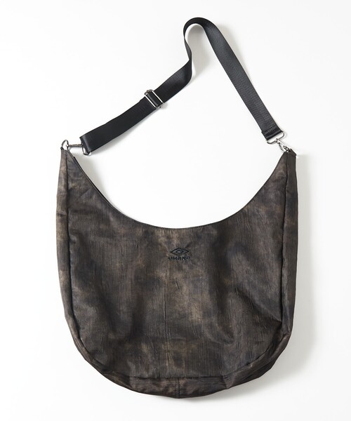 UMBRO(アンブロ)の「UMBRO/アンブロ SP Wrinkled ROUND SHOULDER BAG/別注 ラウンドショルダーバッグ/シワ加工(ショルダーバッグ・メンズ・ブラック/オリーブ/ブラウン・ONE SIZE)」の13枚目の写真