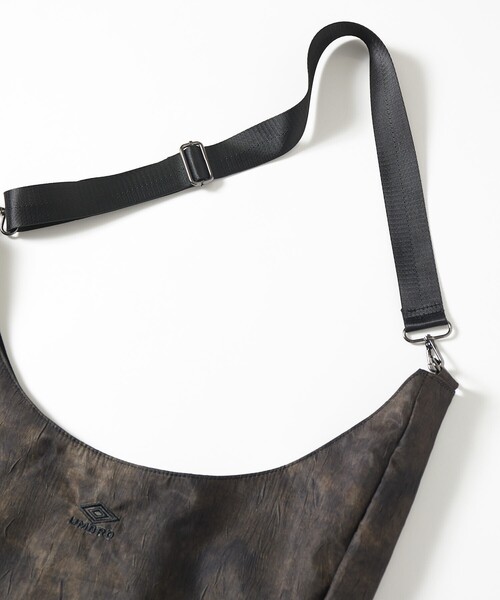 UMBRO(アンブロ)の「UMBRO/アンブロ SP Wrinkled ROUND SHOULDER BAG/別注 ラウンドショルダーバッグ/シワ加工(ショルダーバッグ・メンズ・ブラック/オリーブ/ブラウン・ONE SIZE)」の11枚目の写真