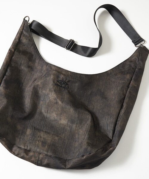 UMBRO(アンブロ)の「UMBRO/アンブロ SP Wrinkled ROUND SHOULDER BAG/別注 ラウンドショルダーバッグ/シワ加工(ショルダーバッグ・メンズ・ブラック/オリーブ/ブラウン・ONE SIZE)」の8枚目の写真