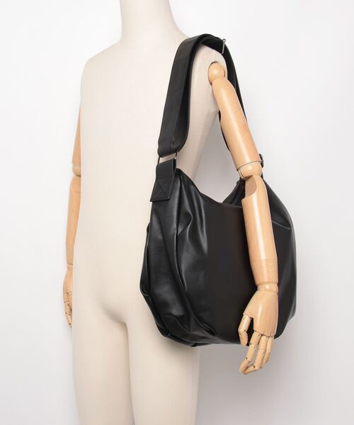 UNIVERSAL OVERALL(ユニバーサルオーバーオール)の「【UNIVERSAL OVERALL】ECO LEATHER HOBO SHOULDER BAG / エコレザーショルダーバッグ(ショルダーバッグ・レディース・ブラック/シルバーグレー・FREE)」の3枚目の写真