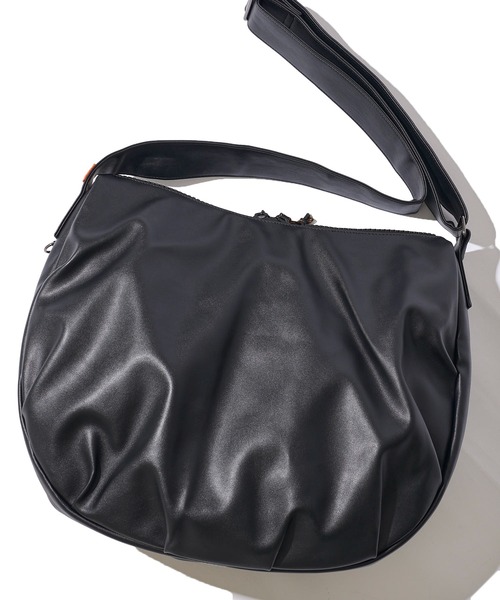 UNIVERSAL OVERALL(ユニバーサルオーバーオール)の「【UNIVERSAL OVERALL】ECO LEATHER HOBO SHOULDER BAG / エコレザーショルダーバッグ(ショルダーバッグ・レディース・ブラック/シルバーグレー・FREE)」の10枚目の写真