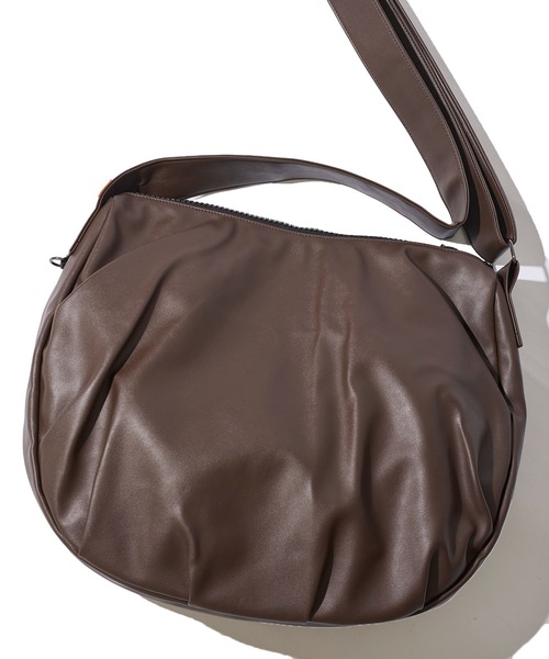 UNIVERSAL OVERALL(ユニバーサルオーバーオール)の「【UNIVERSAL OVERALL】ECO LEATHER HOBO SHOULDER BAG / エコレザーショルダーバッグ(ショルダーバッグ・レディース・ブラック/シルバーグレー・FREE)」の6枚目の写真