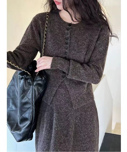 Aelina(エリナ)の「ニット長袖トップス+スカートセットアップ(セットアップ・レディース・ブラック/オフホワイト/ブラウン/ダークグレー・F)」の4枚目の写真
