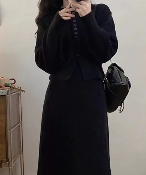 Aelina(エリナ)の「ニット長袖トップス+スカートセットアップ(セットアップ・レディース・ブラック/オフホワイト/ブラウン/ダークグレー・F)」の1枚目の写真