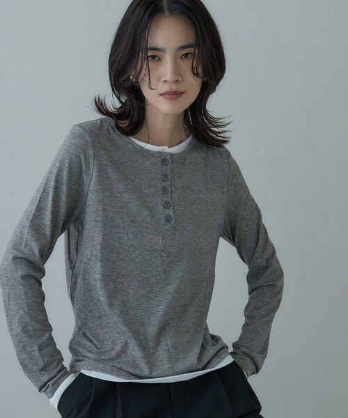 GALLEST(ギャレスト)の「バイカラーヘンリーネックレイヤーカットソー(Tシャツ/カットソー・レディース・チャコールグレー/グレー・38)」の4枚目の写真