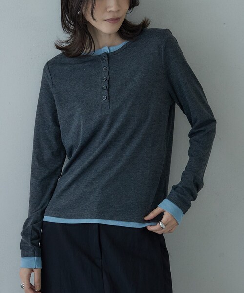 GALLEST(ギャレスト)の「バイカラーヘンリーネックレイヤーカットソー(Tシャツ/カットソー・レディース・チャコールグレー/グレー・38)」の2枚目の写真