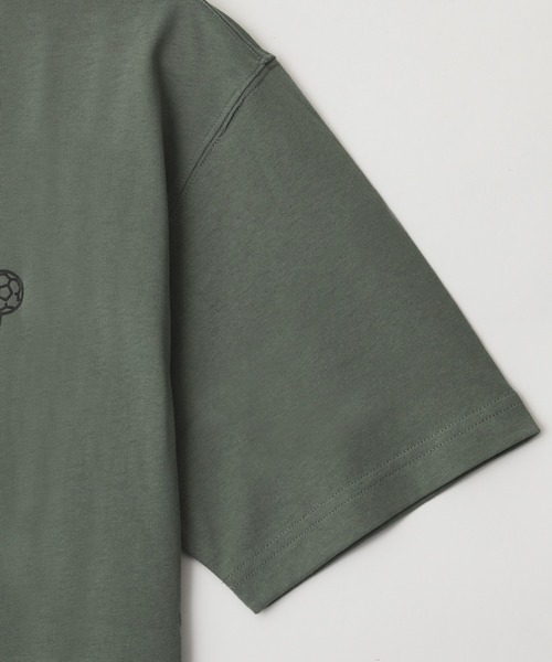 NEW BALANCE(ニューバランス)の「NEW BALANCE X Debut Pitch TEE MT51975(Tシャツ/カットソー・メンズ・オリーブ・M/L)」の2枚目の写真