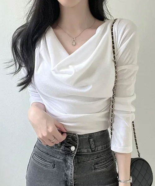 VIVID LADY(ビビッドレディー)の「ドレープネック タイトフィット長袖Tシャツ ロンT(Tシャツ/カットソー・レディース・アイボリー/ベージュ/ブラック・FREE)」の2枚目の写真
