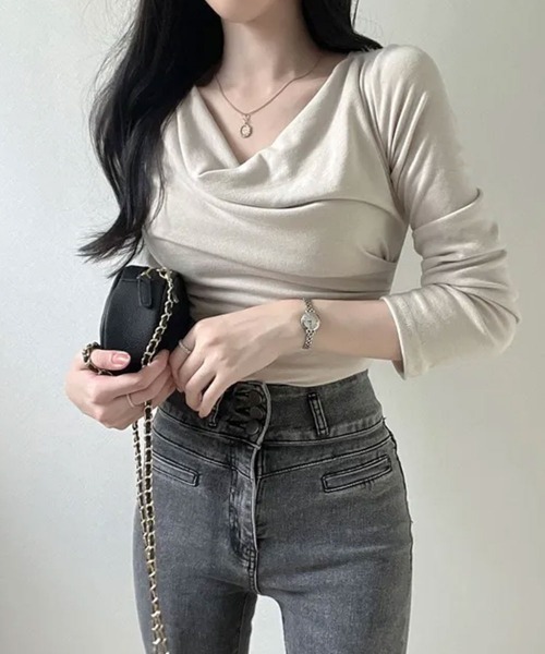 VIVID LADY(ビビッドレディー)の「ドレープネック タイトフィット長袖Tシャツ ロンT(Tシャツ/カットソー・レディース・アイボリー/ベージュ/ブラック・FREE)」の5枚目の写真