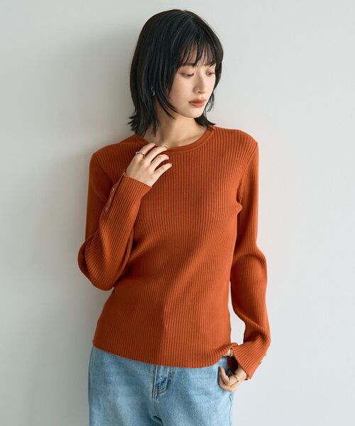 YECCA VECCA（イェッカヴェッカ）の「袖釦クルーネックリブニット（ニット/セーター・レディース・ベージュ/オレンジ/オフホワイト/ブラック/ライトブルー・FREE）」の5枚目の写真