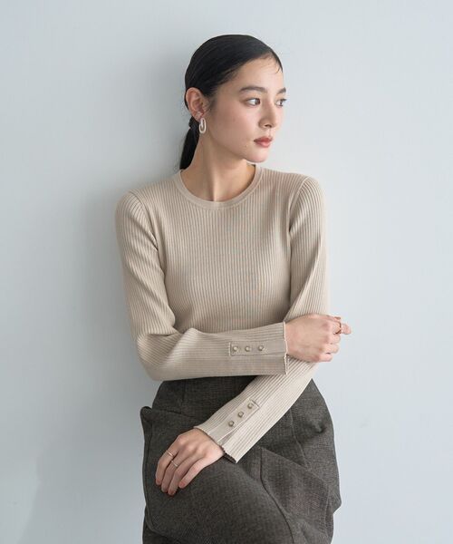 YECCA VECCA（イェッカヴェッカ）の「袖釦クルーネックリブニット（ニット/セーター・レディース・ベージュ/オレンジ/オフホワイト/ブラック/ライトブルー・FREE）」の7枚目の写真