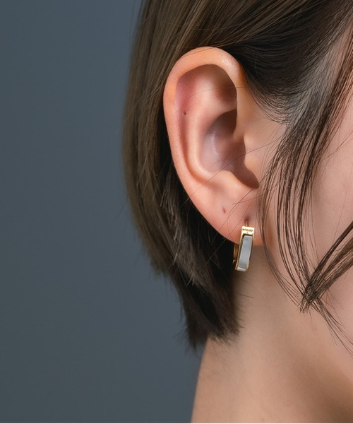 Os accessory(オズアクセサリー)の「Os -オズ- 【金属アレルギー対応】 シェルスリムピアス(ピアス(両耳用)・レディース・シルバー/ゴールド・ONE SIZE)」の2枚目の写真
