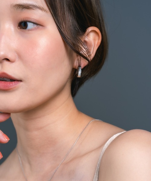 Os accessory(オズアクセサリー)の「Os -オズ- 【金属アレルギー対応】 シェルスリムピアス(ピアス(両耳用)・レディース・シルバー/ゴールド・ONE SIZE)」の11枚目の写真