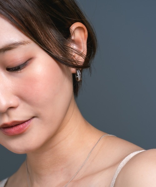 Os accessory(オズアクセサリー)の「Os -オズ- 【金属アレルギー対応】 シェルスリムピアス(ピアス(両耳用)・レディース・シルバー/ゴールド・ONE SIZE)」の12枚目の写真