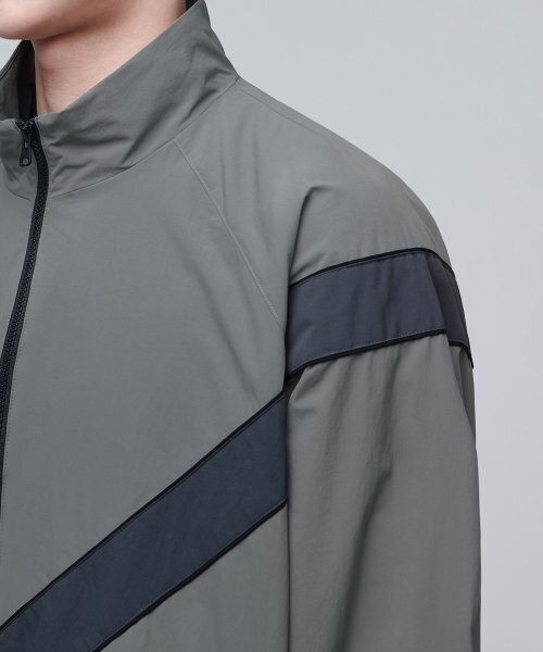 MUSINSA STANDARD（ムシンサスタンダード）の「ARMYIPFUトラックジャケット[グレー]（ナイロンジャケット・メンズ・その他・MEDIUM/LARGE/X-LARGE/XX-LARGE）」の7枚目の写真