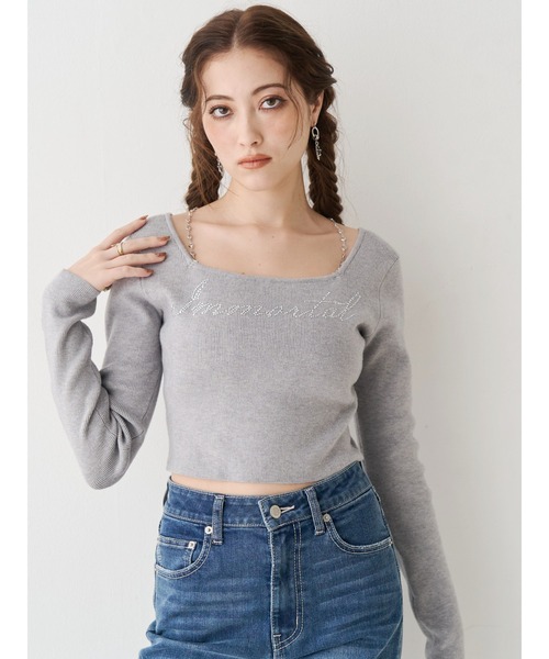 EVRIS（エヴリス）の「ラインストーンストラップロゴニットトップス（ニット/セーター・レディース・グレー/ブラック/レッド/ホワイト・FREE）」の3枚目の写真