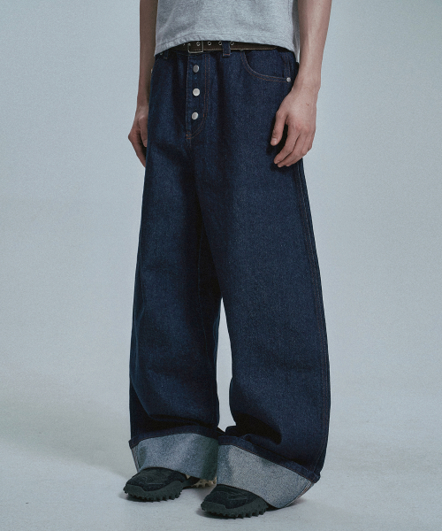 MOO（エムオーオー）の「シンチバック ロールアップ インディゴデニムパンツ - ネイビー（デニムパンツ・メンズ・ネイビー・MEDIUM/LARGE）」の2枚目の写真