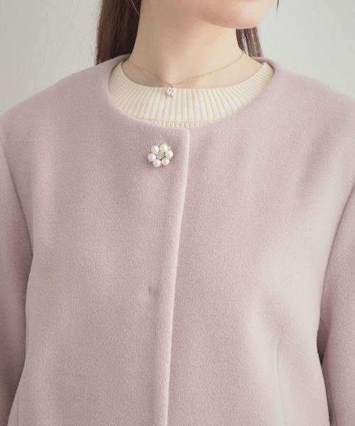 couture brooch（クチュールブローチ）の「【通勤/ビジューブローチ付き】ノーカラー ロングコート（ノーカラーコート・レディース・ライトベージュ/ピンク/ネイビー・36/38/40/42）」の5枚目の写真