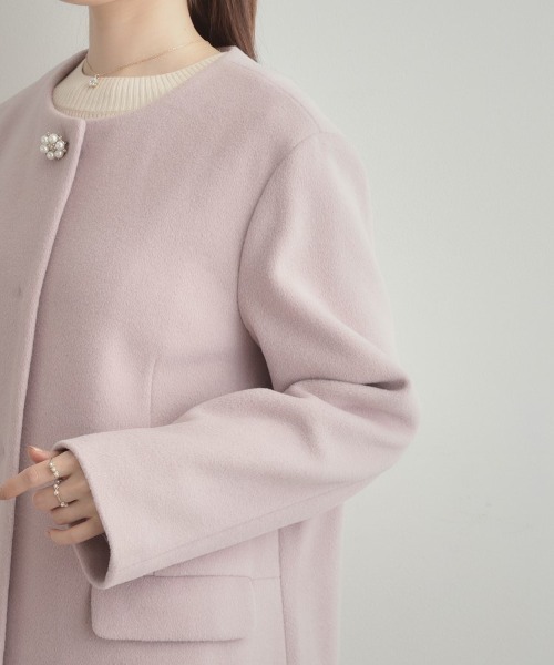 couture brooch（クチュールブローチ）の「【通勤/ビジューブローチ付き】ノーカラー ロングコート（ノーカラーコート・レディース・ライトベージュ/ピンク/ネイビー・36/38/40/42）」の7枚目の写真