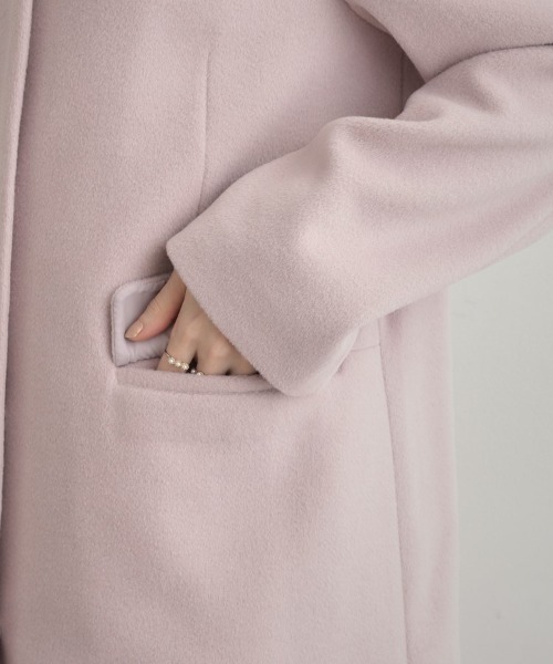 couture brooch（クチュールブローチ）の「【通勤/ビジューブローチ付き】ノーカラー ロングコート（ノーカラーコート・レディース・ライトベージュ/ピンク/ネイビー・36/38/40/42）」の8枚目の写真