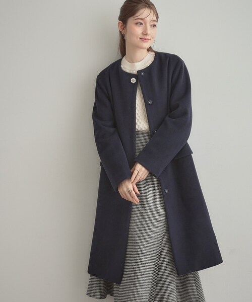 couture brooch（クチュールブローチ）の「【通勤/ビジューブローチ付き】ノーカラー ロングコート（ノーカラーコート・レディース・ライトベージュ/ピンク/ネイビー・36/38/40/42）」の12枚目の写真