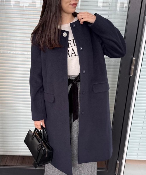 couture brooch（クチュールブローチ）の「【通勤/ビジューブローチ付き】ノーカラー ロングコート（ノーカラーコート・レディース・ライトベージュ/ピンク/ネイビー・36/38/40/42）」の13枚目の写真