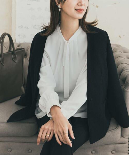 URBAN RESEARCH DOORS(アーバンリサーチドアーズ)の「リボンポイントタックブラウス(シャツ/ブラウス・レディース・ライトグレー/オフホワイト・FREE)」の1枚目の写真