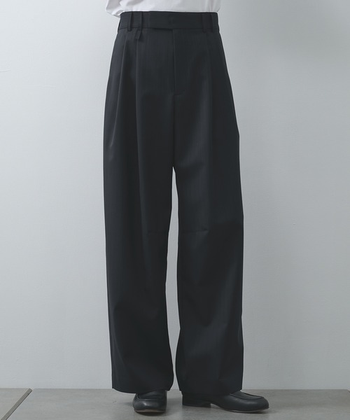 STUDIOUS(ステュディオス)の「【STUDIOUS】2Tuck Curve Slacks(スラックス・メンズ・ブラック系2/ダークグレー/ブラック/ダークブラウン・1/3/2)」の2枚目の写真