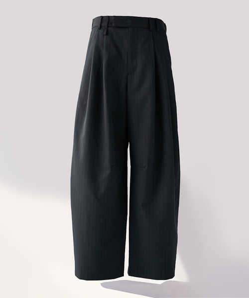 STUDIOUS（ステュディオス）の「【STUDIOUS】2Tuck Curve Slacks（スラックス・メンズ・ブラック系2/ダークグレー/ブラック/ダークブラウン/ブラック系3/グレー・1/3/2）」の3枚目の写真