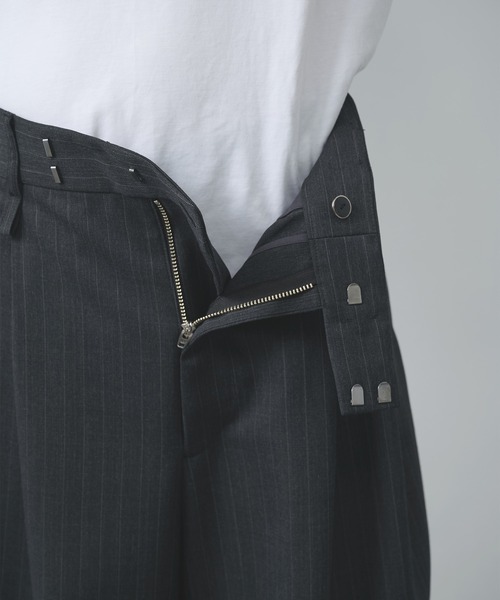 STUDIOUS(ステュディオス)の「【STUDIOUS】2Tuck Curve Slacks(スラックス・メンズ・ブラック系2/ダークグレー/ブラック/ダークブラウン・1/3/2)」の11枚目の写真