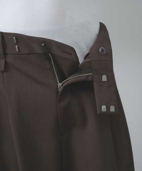 STUDIOUS(ステュディオス)の「【STUDIOUS】2Tuck Curve Slacks(スラックス・メンズ・ブラック系2/ダークグレー/ブラック/ダークブラウン・1/3/2)」の8枚目の写真