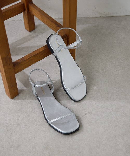 PAPILLONNER（パピヨネ）の「PAPILLONNER/フラットスクエアサンダル（サンダル・レディース・シルバー/ブラック/ベージュ・L/M/S）」の3枚目の写真