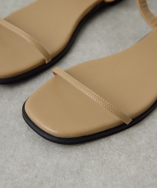 PAPILLONNER（パピヨネ）の「PAPILLONNER/フラットスクエアサンダル（サンダル・レディース・シルバー/ブラック/ベージュ・L/M/S）」の6枚目の写真