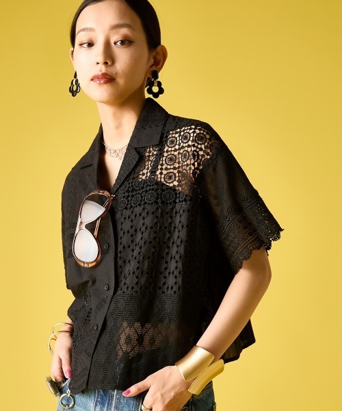 GEVS.（ジェイヴィス）の「レースパッチワークシャツ＜大きいサイズ有＞GEVS.（シャツ/ブラウス・レディース・ブラック/オフホワイト・M/L/LL/3L/5L/4L）」の2枚目の写真