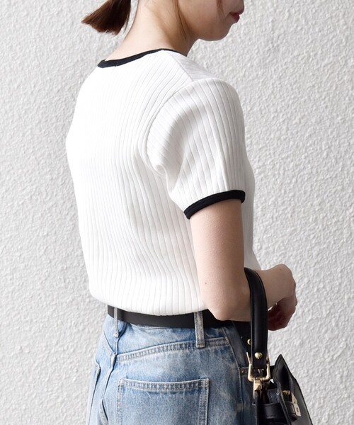 SHIPS any(シップス エニィ)の「SHIPS any:〈洗濯機可能〉テレコ リブ バイカラー ショートスリーブ TEE(Tシャツ/カットソー・レディース・ブラウン/ホワイト/ブラック・ONE SIZE)」の9枚目の写真