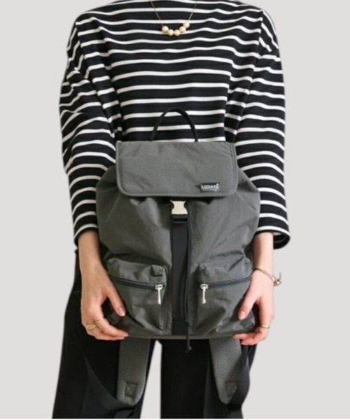 LIZDAYS(リズデイズ)の「Kacchirin ruck sack(バックパック/リュック・レディース・ベージュ/ダークグレー/カーキ系/ブルーグレー/ブラック/サーモンピンク・FREE)」の3枚目の写真