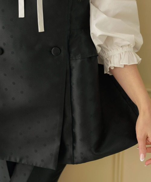 Liala×PG(リアラバイピージー)の「ドットジャガード ペプラム ジレ Liala×PG(その他アウター・レディース・ネイビー/ブラック・M/L/S)」の8枚目の写真