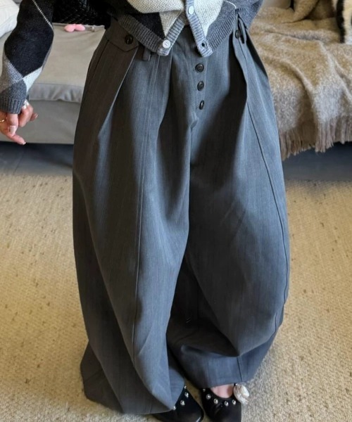 CELENA BEATS（セレナビーツ）の「ピンストライプ バルーン ワイド スラックス パンツ（スラックス・メンズ・グレー・S/L/M）」の2枚目の写真