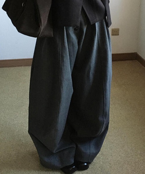 CELENA BEATS（セレナビーツ）の「ピンストライプ バルーン ワイド スラックス パンツ（スラックス・メンズ・グレー・S/L/M）」の6枚目の写真