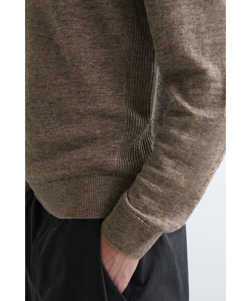 COS(コス)の「ニットリネンクルーネックセーター(ニット/セーター・メンズ・ブラウン/ベージュ系その他・XL/M/L/XS/S)」の5枚目の写真