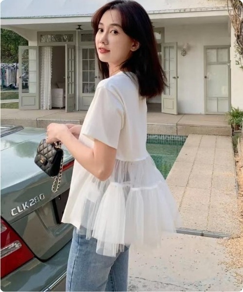 I.O.E（アイオイ）の「[韓国トレンド] チュールフリル切り替えTシャツ（Tシャツ/カットソー・レディース・ホワイト/ブラック・FREE）」の4枚目の写真