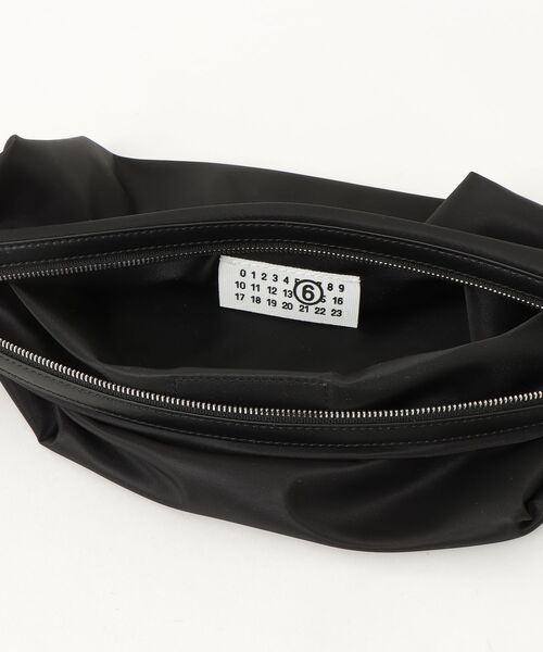 MM6 Maison Margiela（ｴﾑｴﾑｼｯｸｽ ﾒｿﾞﾝ ﾏﾙｼﾞｪﾗ）の「NYLON CROSSBODY SB6WG0024（ショルダーバッグ・メンズ・ブラック・FREE）」の4枚目の写真