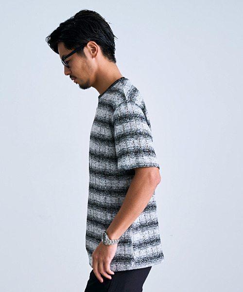 BENUSTA(ベヌスタ)の「『BENUSTA/ベヌスタ』グラデボーダー半袖ニット【GC】(Tシャツ/カットソー・メンズ・ブラック×グレー/ホワイト×ブラック・L/M)」の3枚目の写真