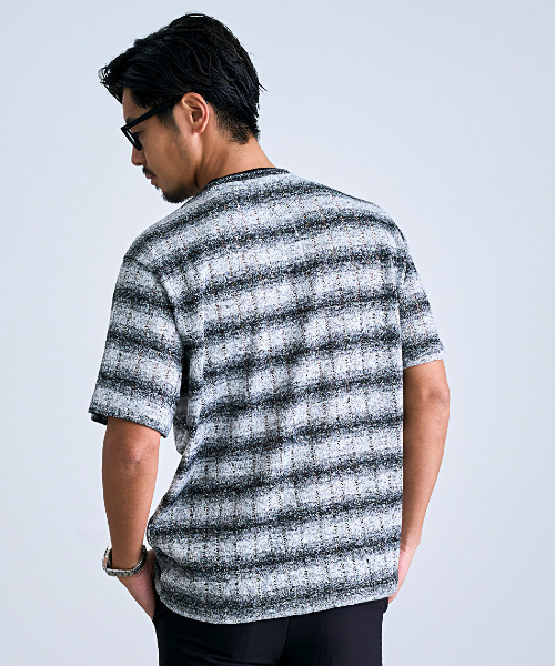 BENUSTA(ベヌスタ)の「『BENUSTA/ベヌスタ』グラデボーダー半袖ニット【GC】(Tシャツ/カットソー・メンズ・ブラック×グレー/ホワイト×ブラック・L/M)」の4枚目の写真