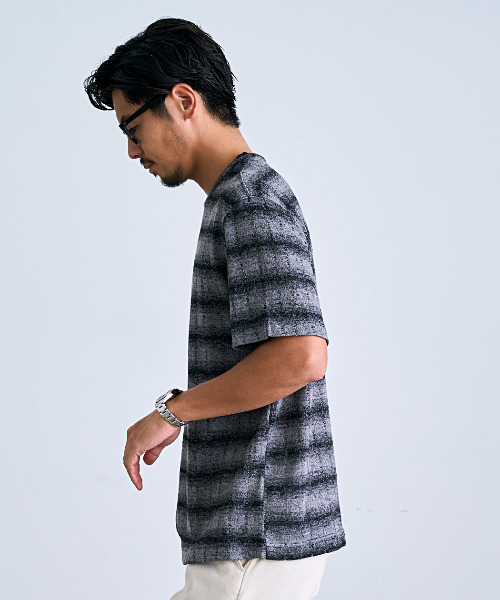 BENUSTA(ベヌスタ)の「『BENUSTA/ベヌスタ』グラデボーダー半袖ニット【GC】(Tシャツ/カットソー・メンズ・ブラック×グレー/ホワイト×ブラック・L/M)」の6枚目の写真