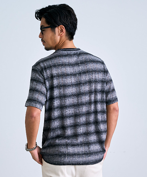 BENUSTA(ベヌスタ)の「『BENUSTA/ベヌスタ』グラデボーダー半袖ニット【GC】(Tシャツ/カットソー・メンズ・ブラック×グレー/ホワイト×ブラック・L/M)」の7枚目の写真