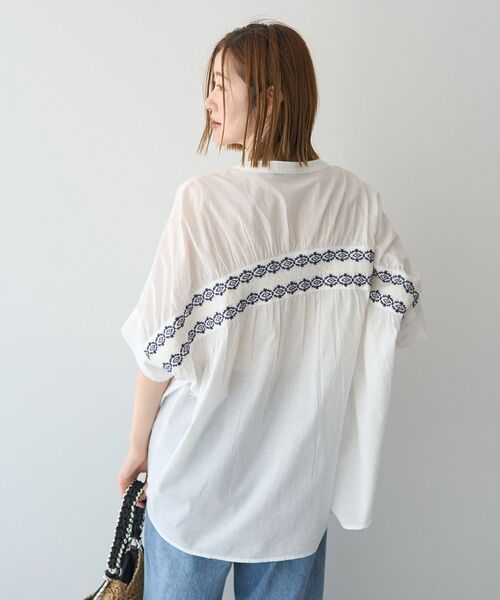 YECCA VECCA(イェッカヴェッカ)の「バック刺繍バンドカラーシャツ(シャツ/ブラウス・レディース・オフホワイト/ブラック・FREE)」の17枚目の写真