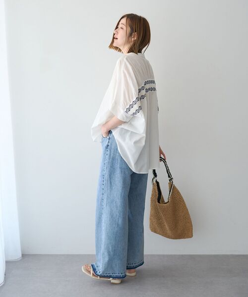 YECCA VECCA(イェッカヴェッカ)の「バック刺繍バンドカラーシャツ(シャツ/ブラウス・レディース・オフホワイト/ブラック・FREE)」の21枚目の写真