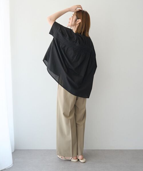 YECCA VECCA(イェッカヴェッカ)の「バック刺繍バンドカラーシャツ(シャツ/ブラウス・レディース・オフホワイト/ブラック・FREE)」の3枚目の写真